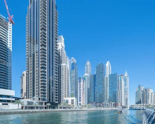 Dubai Marina ve Lake or River, Downtown Skyline, Birleşik Arap Emirlikleri veya BAE. Finansal bölge ve şehir merkezindeki iş alanı. Gökdelen ve mavi gökyüzü olan yüksek binalar. Mimari.