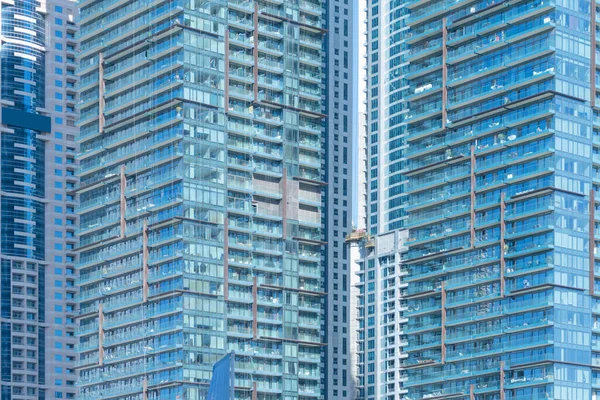 オフィスビルの窓のパターン 都市の街 ダウンタウンドバイで反射とガラス建築のファサードデザイン 青空が広がる金融街の都市 — ストック写真