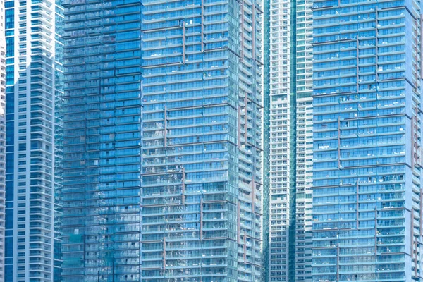 Patroon Van Kantoorgebouwen Ramen Glasarchitectuur Gevel Ontwerp Met Reflectie Stedelijke — Stockfoto