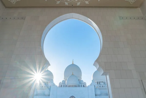 阿布扎比谢赫扎耶德大清真寺中心 阿拉伯联合酋长国或阿联酋最大的清真寺 穆斯林或伊斯兰白人建筑 地标旅游景点 — 图库照片