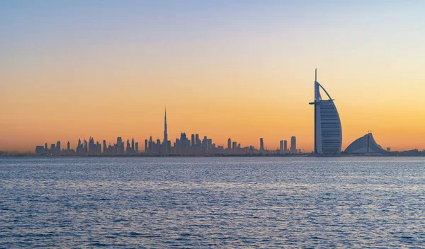 位于朱美拉岛的Burj Arab 或在海滨 迪拜市中心天际线 阿拉伯联合酋长国或阿联酋的造船厂 波涛汹涌 城市的金融区 日落时的摩天大楼 — 图库照片