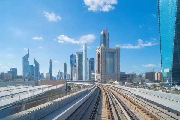 在迪拜市区金融区的铁路列车视图 在阿联酋城市的摩天大楼 乘搭蓝色天空的旅行或中午度假的旅客的交通工具 — 图库照片