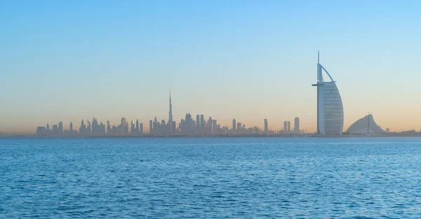 位于朱美拉岛的Burj Arab 或在海滨 迪拜市中心天际线 阿拉伯联合酋长国或阿联酋的造船厂 波涛汹涌 城市的金融区 日落时的摩天大楼 — 图库照片