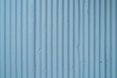 Metal şeritler. Paslı demir metal, çinko çelik duvar, desenli arka plan. Tasarım dekorasyonu için dış mimari materyalinin yakın plan görüntüsü.