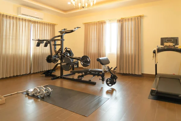 现代健身中心在家里 私人健身房设备装饰 室内设计背景 — 图库照片