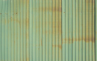 Metal şeritler. Paslı demir metal, çinko çelik duvar, desenli arka plan. Tasarım dekorasyonu için dış mimari materyalinin yakın plan görüntüsü.