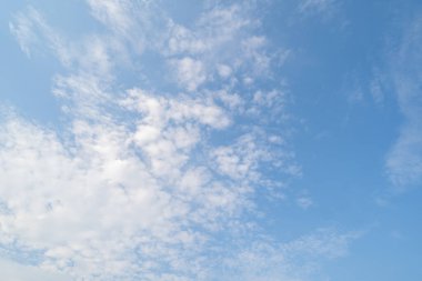 Açık mavi gökyüzü ve beyaz kabarık bulutlar öğle vakti. Gündüz vakti. Soyut doğa manzarası arka planı.