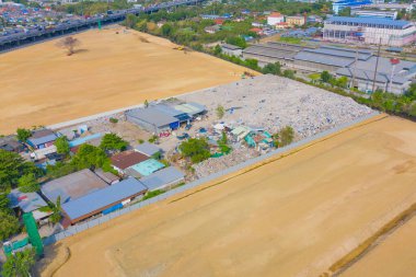 Çevre kirliliğinde endüstriyel fabrikada farklı türde çöp yığını, plastik torba ve çöp yığınlarının hava görüntüsü. Çöp boşaltma alanında atık depolama.
