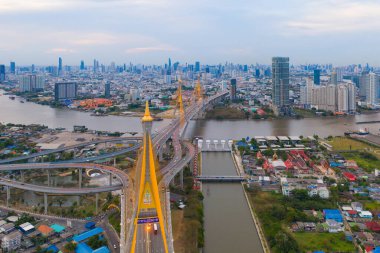 Bhumibol Köprüsü ve Chao Phraya Nehri 'nin havadan görünüşü süspansiyon mimari konsepti, Şehir Şehri, Bangkok. Gün batımında şehir merkezi, Tayland.