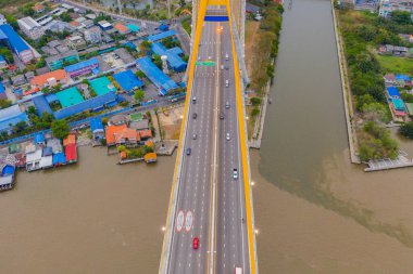 Bhumibol Köprüsü ve Chao Phraya Nehri 'nin havadan görünüşü süspansiyon mimari konsepti, Şehir Şehri, Bangkok. Gün batımında şehir merkezi, Tayland.