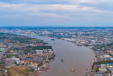 Chao Phraya Nehri 'nin kavisi, Bangkok şehir merkezinin ufuk çizgisi. Tayland. Finans bölgesi ve akıllı kentlerdeki iş merkezleri. Gökdelen ve gökdelenli yüksek binalar.