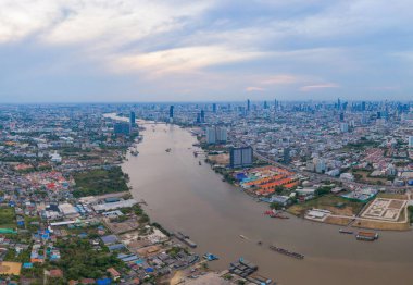 Chao Phraya Nehri 'nin kavisi, Bangkok şehir merkezinin ufuk çizgisi. Tayland. Finans bölgesi ve akıllı kentlerdeki iş merkezleri. Gökdelen ve gökdelenli yüksek binalar.