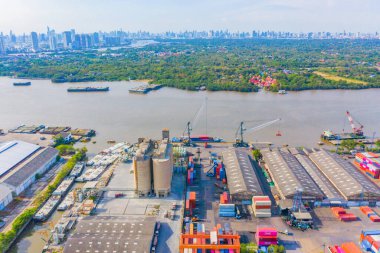Şehir merkezindeki iş ve lojistik uluslararası malların ihracat ve ithalatındaki konteyner kargo gemisinin hava görüntüsü. Tayland 'ın Bangkok limanındaki vinçle limana nakliye..