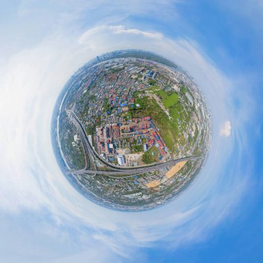 Küçük gezegen 360 derece küre. Şehir merkezindeki ihracat ve ithalat işindeki konteynır kargo gemisinin panoraması ve lojistik uluslararası malları. Limana, Bangkok 'a, Tayland' a.