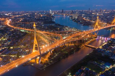 Bhumibol Köprüsü ve Chao Phraya Nehri 'nin havadan görünüşü süspansiyon mimari konsepti, Şehir Şehri, Bangkok. Gece şehir merkezinde, Tayland 'da.