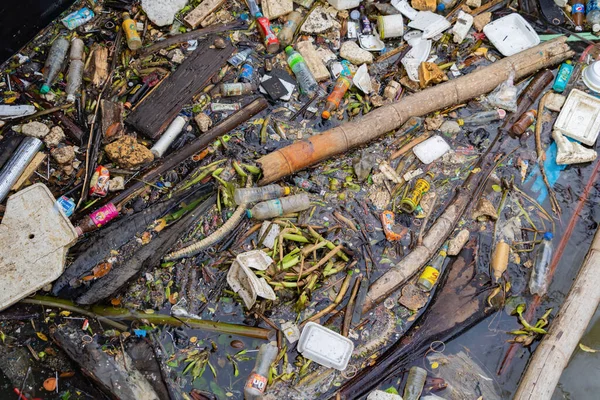 지역에 쓰레기 처리장 비닐봉지 쓰레기 쓰레기 호수에 쓰레기 더러운 떠다니는 — 스톡 사진