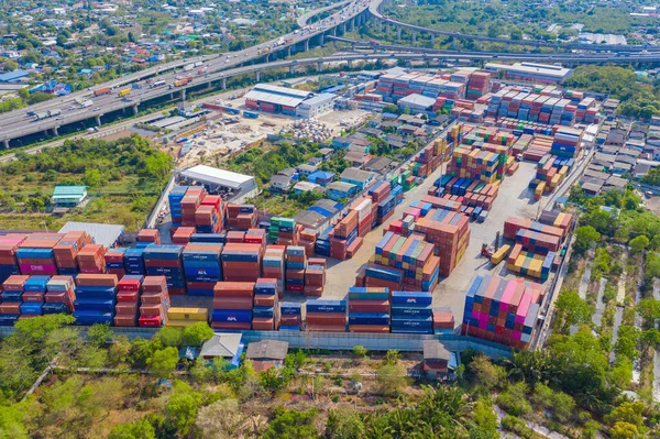 都市の輸出と輸入ビジネスと物流国際商品のコンテナ貨物船の空中ビュー タイのバンコク港でクレーンで港への出荷 — ストック写真