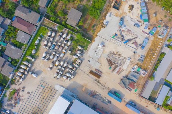 在空中俯瞰繁忙的工厂或工厂 工地工人与起重机工作 高层建筑发展的顶视图 — 图库照片