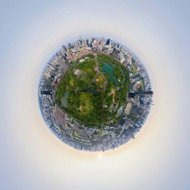 Küçük gezegen 360 derece küre. Lumpini Park, Sathorn, Bangkok, Skyline 'daki yeşil ağaçların panoraması. Tayland. Şehir merkezindeki finans bölgesi. Gün batımında gökdelen binaları.