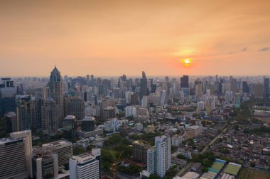 Sathorn bölgesinin havadan görüntüsü, Bangkok şehir merkezi Skyline. Tayland. Finansal bölge ve Asya 'nın akıllı kentsel kentindeki iş merkezleri. Gün batımında gökdelen ve yüksek binalar.