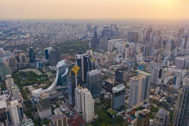 Sathorn bölgesinin havadan görüntüsü, Bangkok şehir merkezi Skyline. Tayland. Finansal bölge ve Asya 'nın akıllı kentsel kentindeki iş merkezleri. Gün batımında gökdelen ve yüksek binalar.