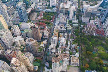 Sathorn bölgesinin havadan görüntüsü, Bangkok şehir merkezi Skyline. Tayland. Finansal bölge ve Asya 'nın akıllı kentsel kentindeki iş merkezleri. Gün batımında gökdelen ve yüksek binalar.