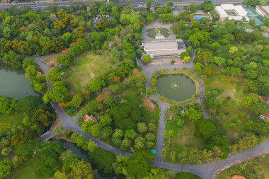 Lumpini park bahçesindeki yeşil ağaçların havadan görünüşü ve yansıması. Akşamüstü Bangkok, Tayland 'da yeşil çevre bölgesi. Çevre doğa manzarası arka planı.