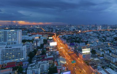 Bangkok şehir merkezinin hava manzarası ufuk çizgisi, Tayland 'da karayolu ya da sokak. Finansal bölge ve şehir merkezindeki iş alanı. Geceleri gökdelen ve yüksek binalar.