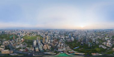 Bangkok 'un merkezindeki Ratchadamri semtindeki Royal Bangkok Spor Kulübü' nün 180 derecelik açısız panoraması. Tayland. Şehir merkezindeki gökdelen binaları.