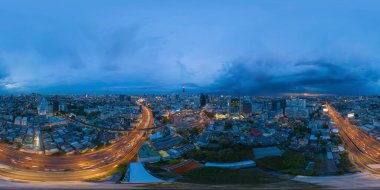 Bangkok şehir merkezi Skyline 'da sokak yolundaki Zafer Anıtı' nın havadan manzarası 360 derece açıyla kusursuz manzara. Tayland. Şehir merkezindeki finans bölgesi. Geceleri binalar.