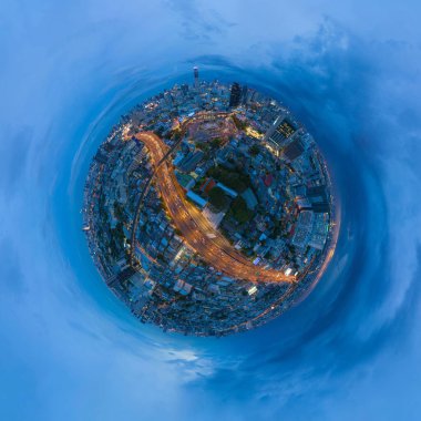 Küçük gezegen 360 derece küre. Bangkok şehir merkezindeki Skyline caddesindeki Zafer Anıtı 'nın hava manzarası. Tayland. Şehir merkezindeki finans bölgesi. Geceleri gökdelen binaları.