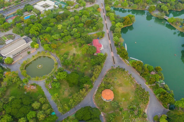 Lumpini park bahçesindeki yeşil ağaçların havadan görünüşü ve yansıması. Akşamüstü Bangkok, Tayland 'da yeşil çevre bölgesi. Çevre doğa manzarası arka planı.