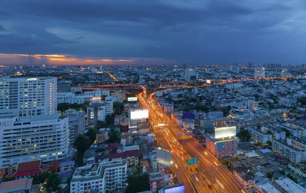 Bangkok şehir merkezinin hava manzarası ufuk çizgisi, Tayland 'da karayolu ya da sokak. Finansal bölge ve şehir merkezindeki iş alanı. Geceleri gökdelen ve yüksek binalar.