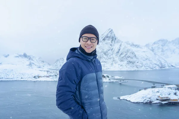 Portré Ázsiai Turista Férfi Áll Hegyen Utazik Lofoten Szigetek Norvégia — Stock Fotó