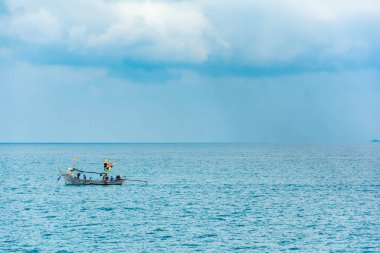 Mavi deniz ve hareketli bir 