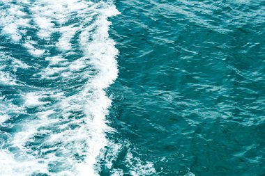 Mavi deniz ve hareketli bir 