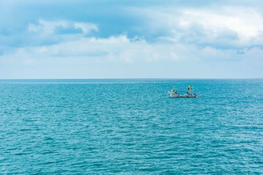 Mavi deniz ve hareketli bir 