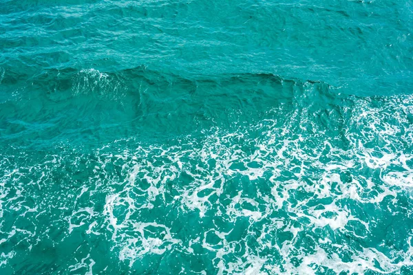 Blauwe zee en een bewegende — Stockfoto