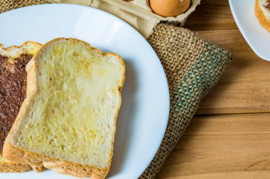 Kahvaltı ekmek tereyağı ve çikolata