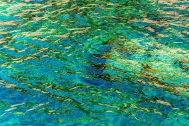 Mavi deniz ve güneş ışığı hareketli bir yansımasıdır 