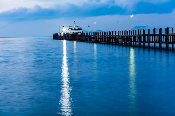 Strand und Meer im Morgengrauen — Stockfoto