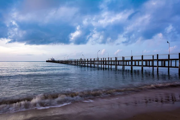 Strand und Meer im Morgengrauen — Stockfoto