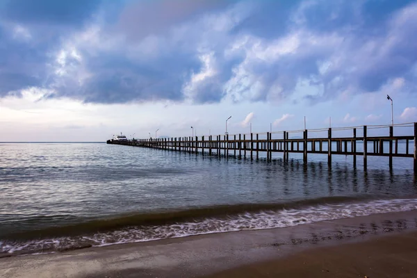Strand und Meer im Morgengrauen — Stockfoto