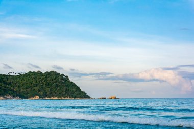 Mavi deniz ve güneş ışığı hareketli bir yansımasıdır 