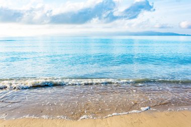 Mavi deniz ve hareketli bir yansıması 