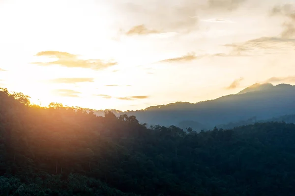 Silhueta paisagem de montanha — Fotografia de Stock