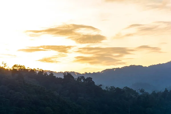 Silhueta paisagem de montanha — Fotografia de Stock