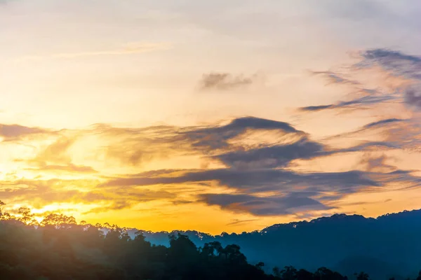 Silhueta paisagem de montanha — Fotografia de Stock