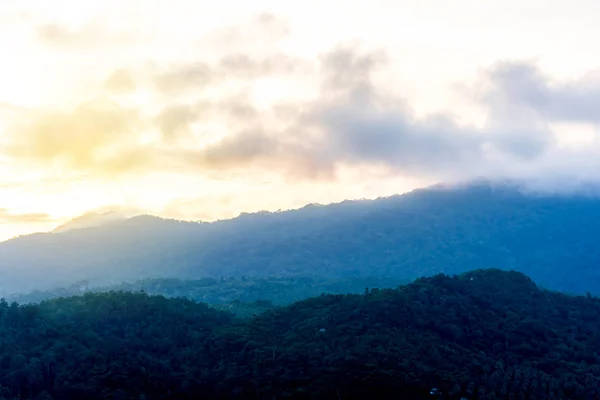 Silhueta paisagem de montanha — Fotografia de Stock