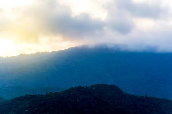 Silhueta paisagem de montanha — Fotografia de Stock